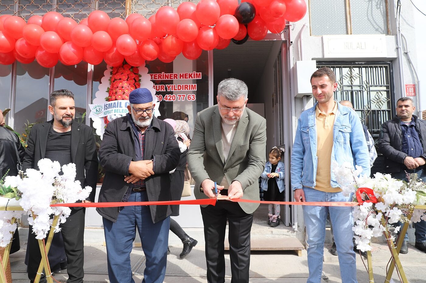 Kepsut Belediye Başkanı İsmail Cankul, ilçede yeni açılan “Uğur Yıldırım