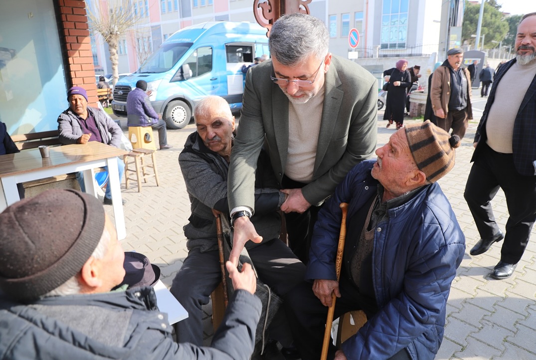 Kepsut Belediye Başkanı İsmail Cankul, kapalı pazar yerinde vatandaşlarla bir