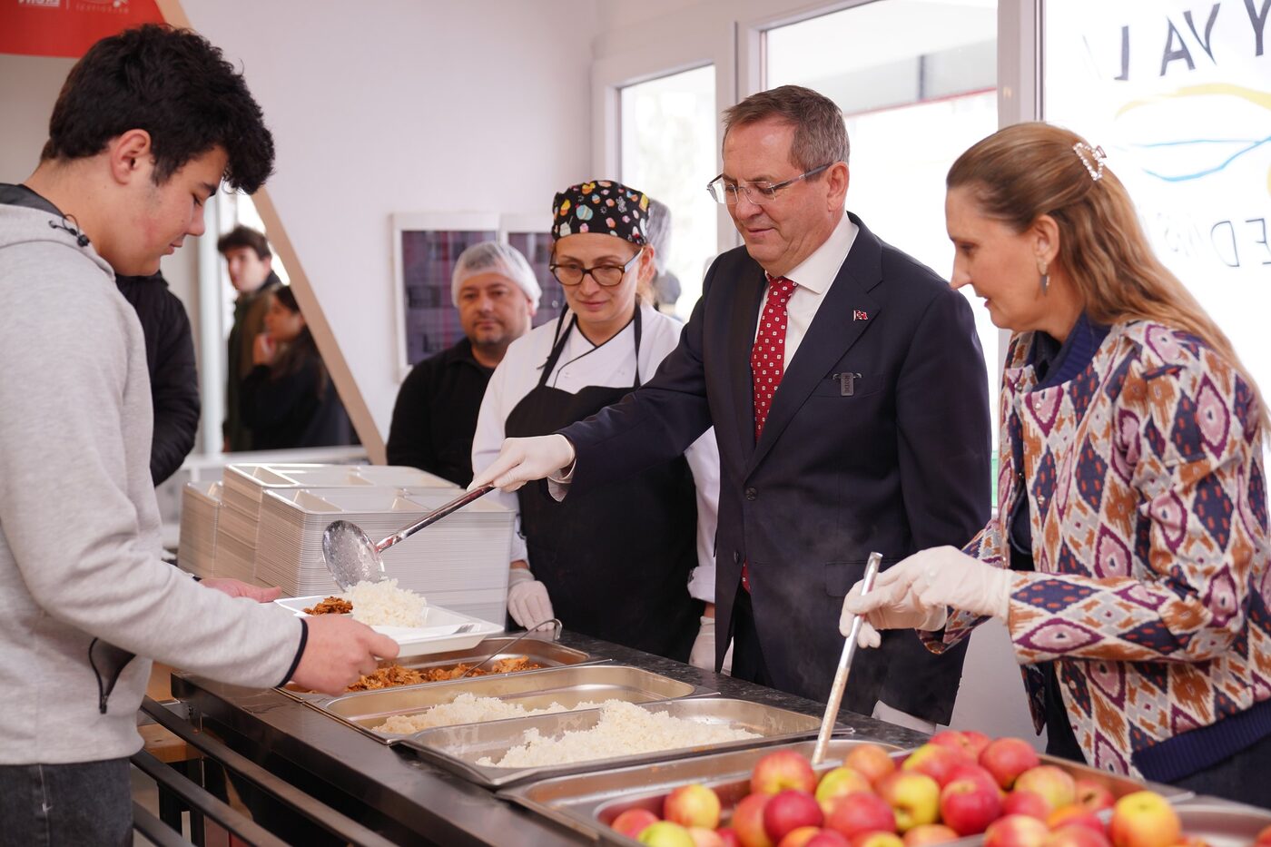 Ayvalık’ta öğrencilere ve ailelerine ekonomik destek verebilmek amacıyla 3 çeşit