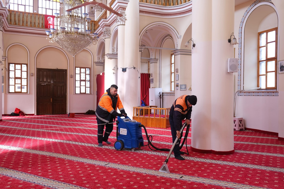 Ayvalık Belediyesi, yaklaşan Ramazan ayı öncesinde ibadethanelerdeki temizlik çalışmalarına hız