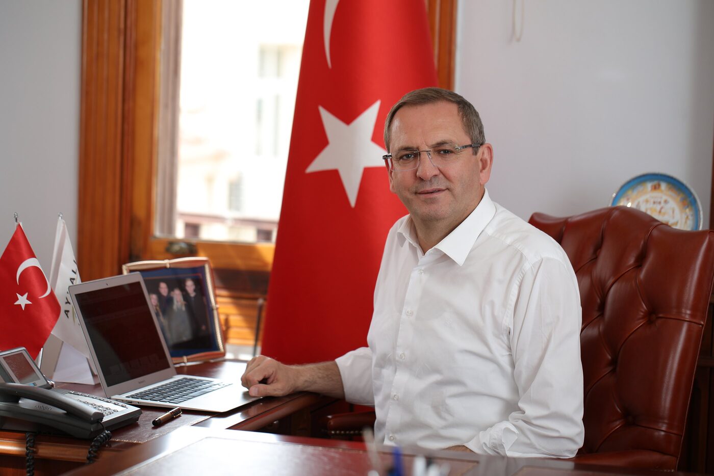 Ayvalık Belediye Başkanı Mesut Ergin, ekonomik sıkıntı içindeki Ayvalıklı ailelerin