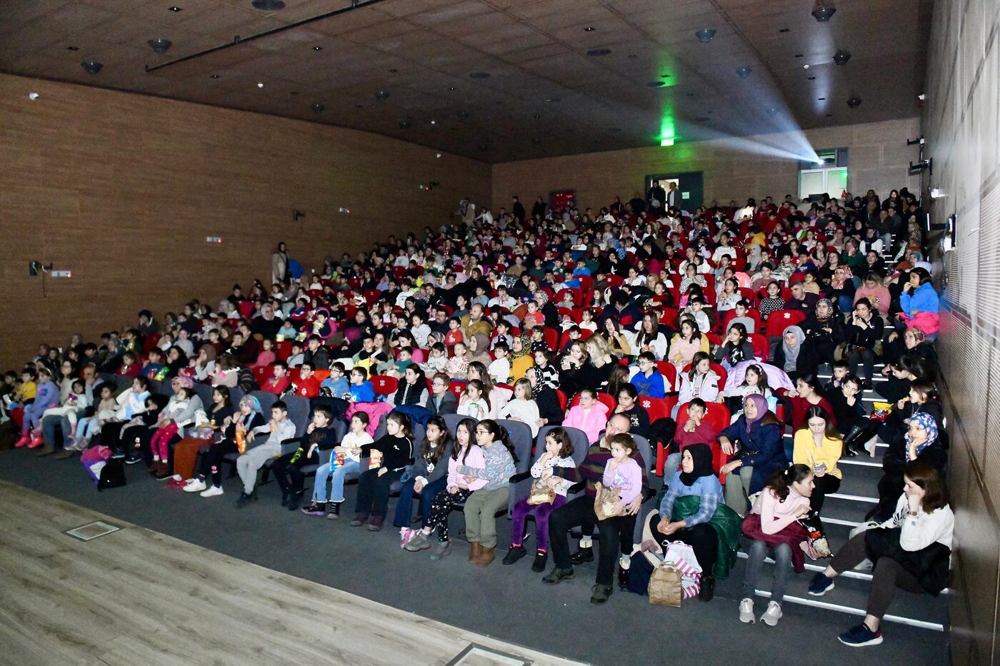 Altıeylül Belediyesi, yarı yıl tatilinde düzenlediği sinema ve tiyatro şenlikleriyle