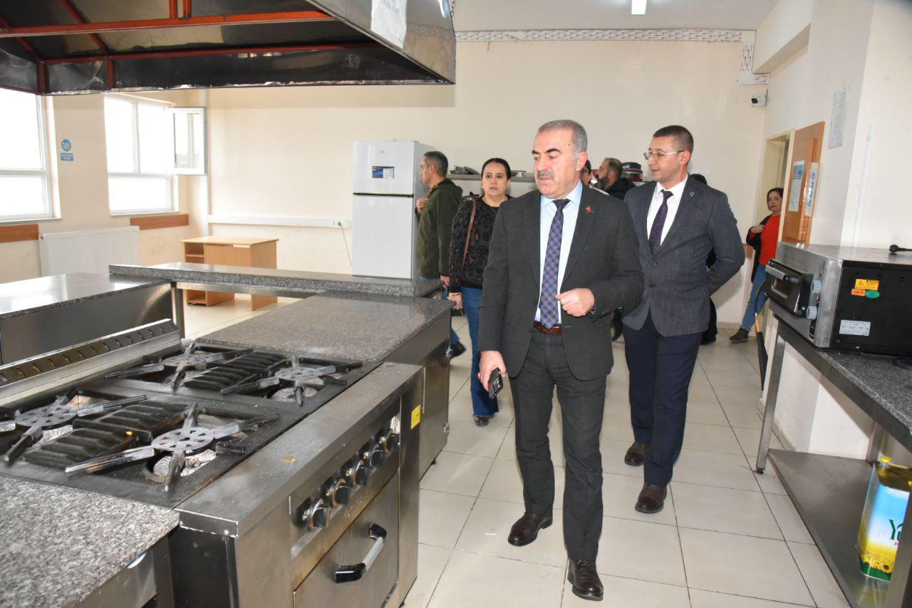 Demir’den Gazi Mustafa Kemal MTAL’ye Ziyaret İl Milli Eğitim Müdürü Murat Demir, Karesi İlçe Milli Eğitim