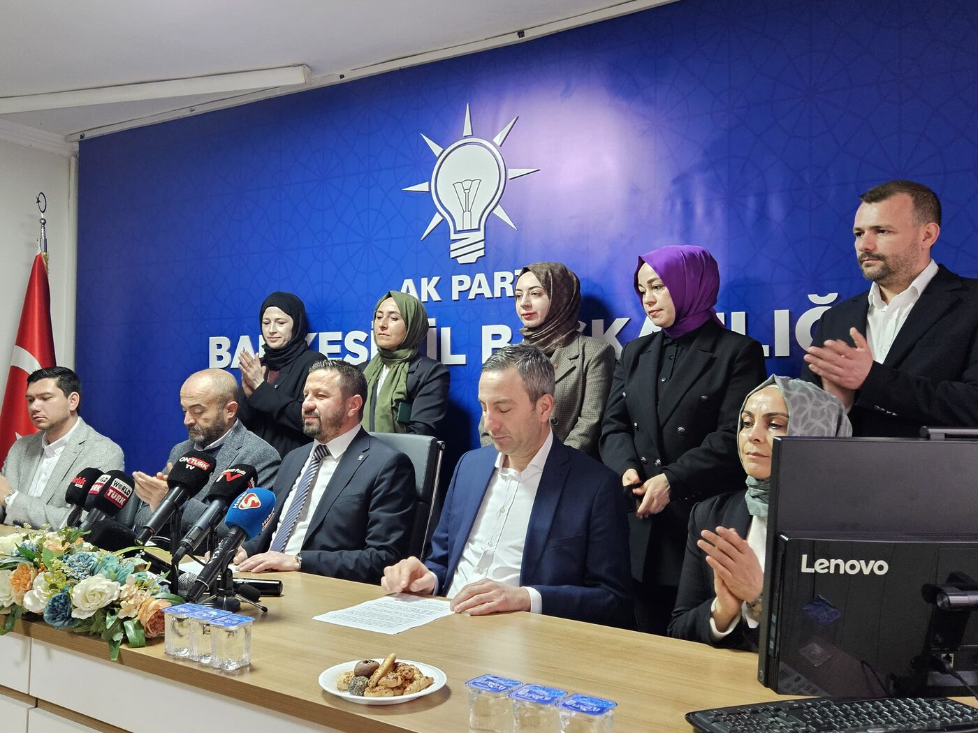 AK Parti İl Başkanı Mehmet Aydemir, düzenlediği basın toplantısında il