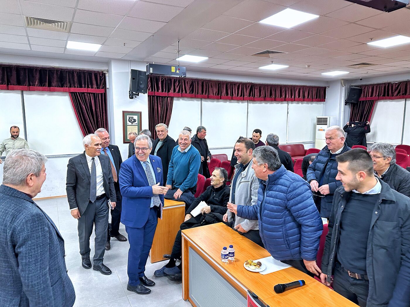 Bandırma Belediye Başkanı Dursun Mirza, kırsal mahalle muhtarlarıyla bir araya