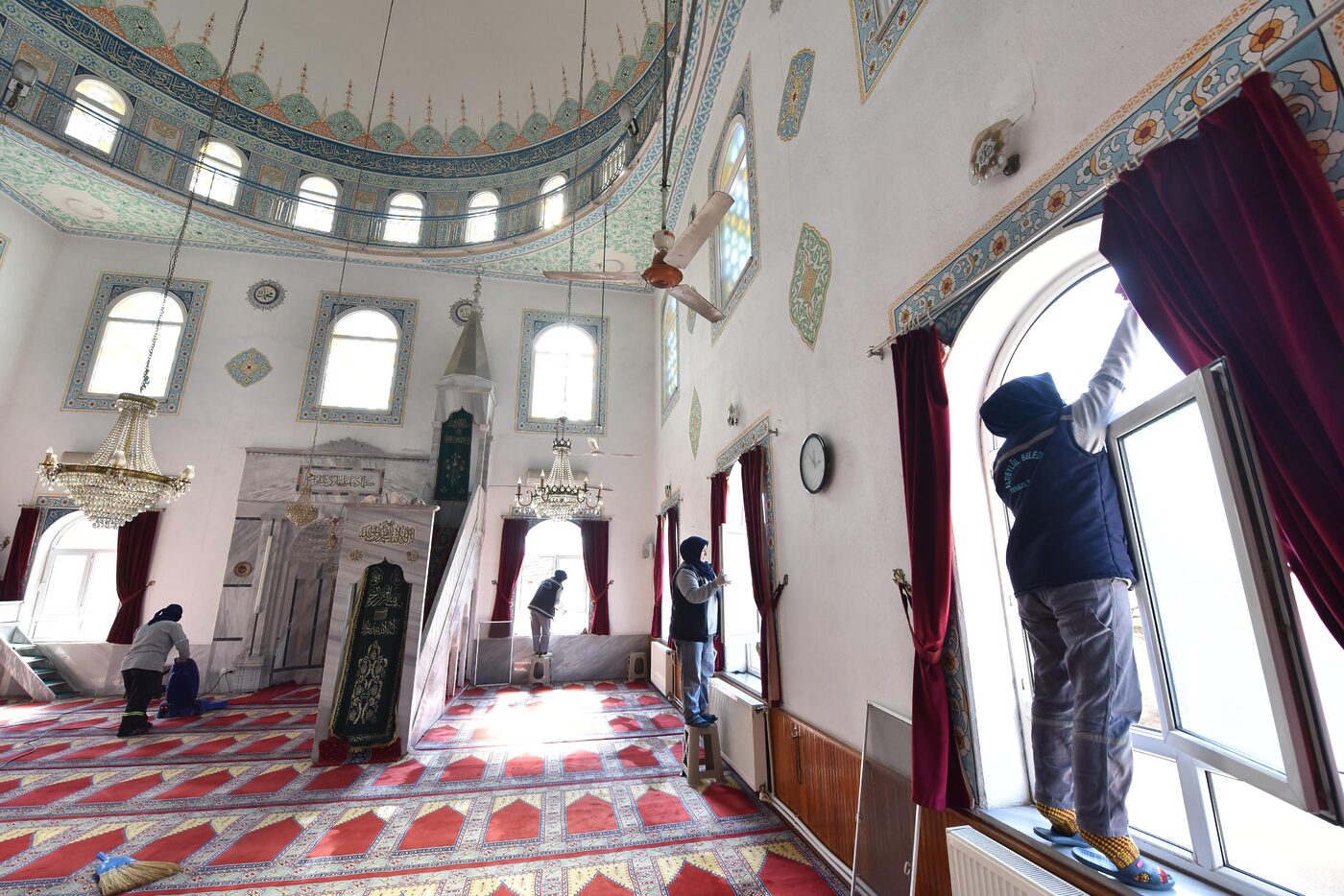 Altıeylül Belediyesi, ilçedeki ibadethaneleri, mescitleri, cem evlerini ve hasta, yaşlı