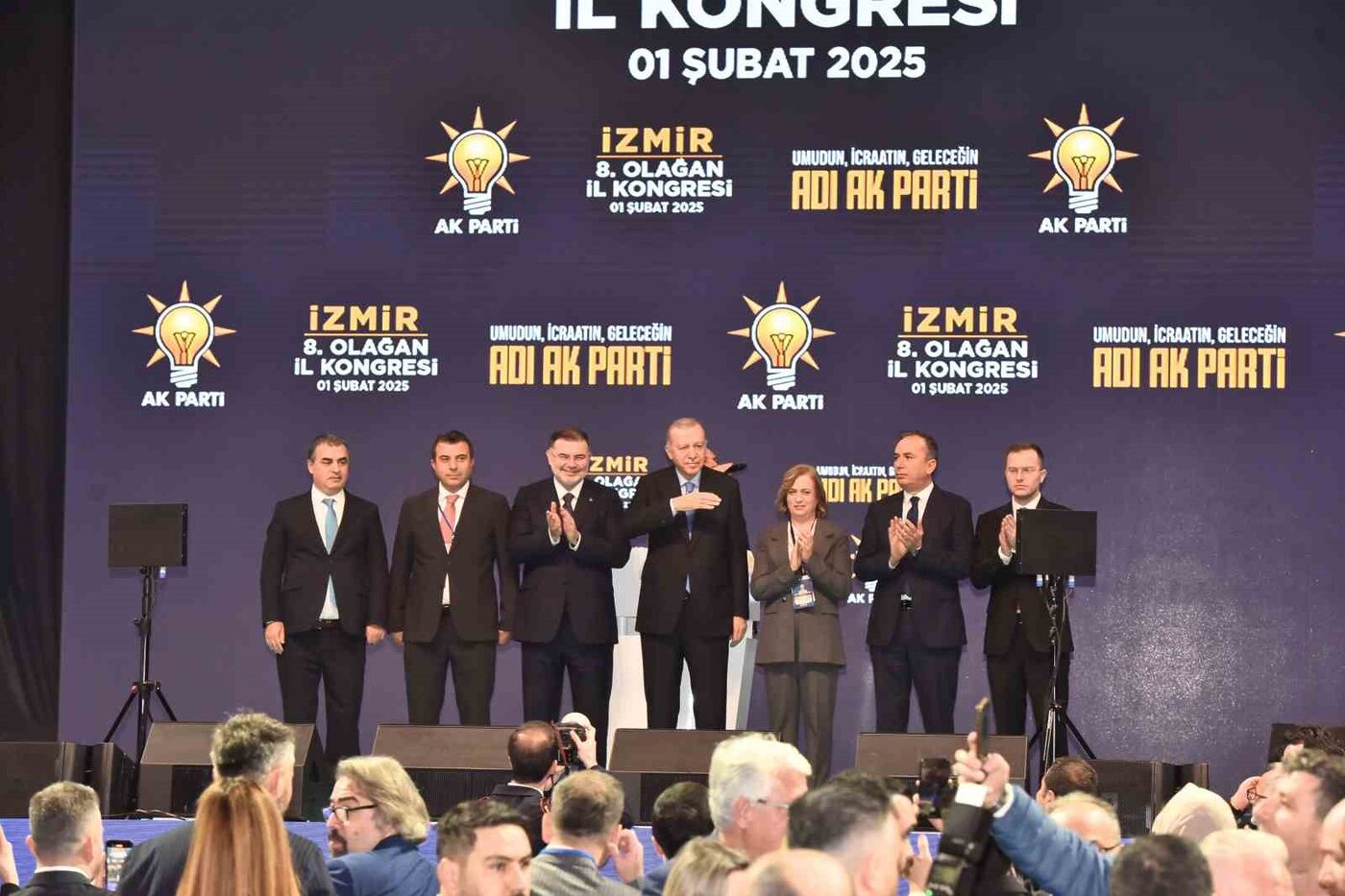 AK Parti İzmir’de 8’inci Olağan İl Kongresi heyecanı yaşandı. Kongrede