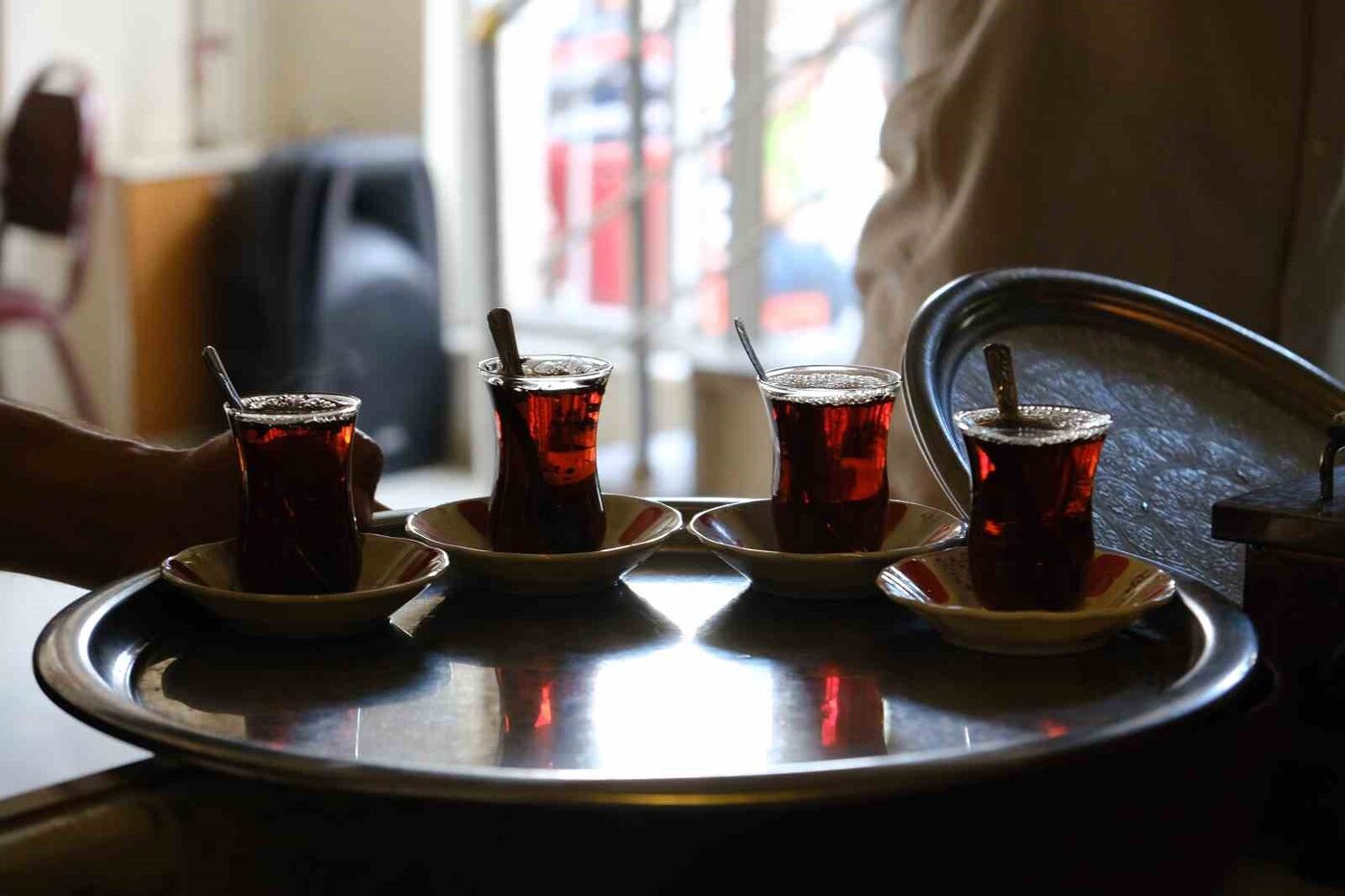 Aydın’ın Efeler ilçesinde geleneksel içeceklerden olan çaya zam gelirken, çay