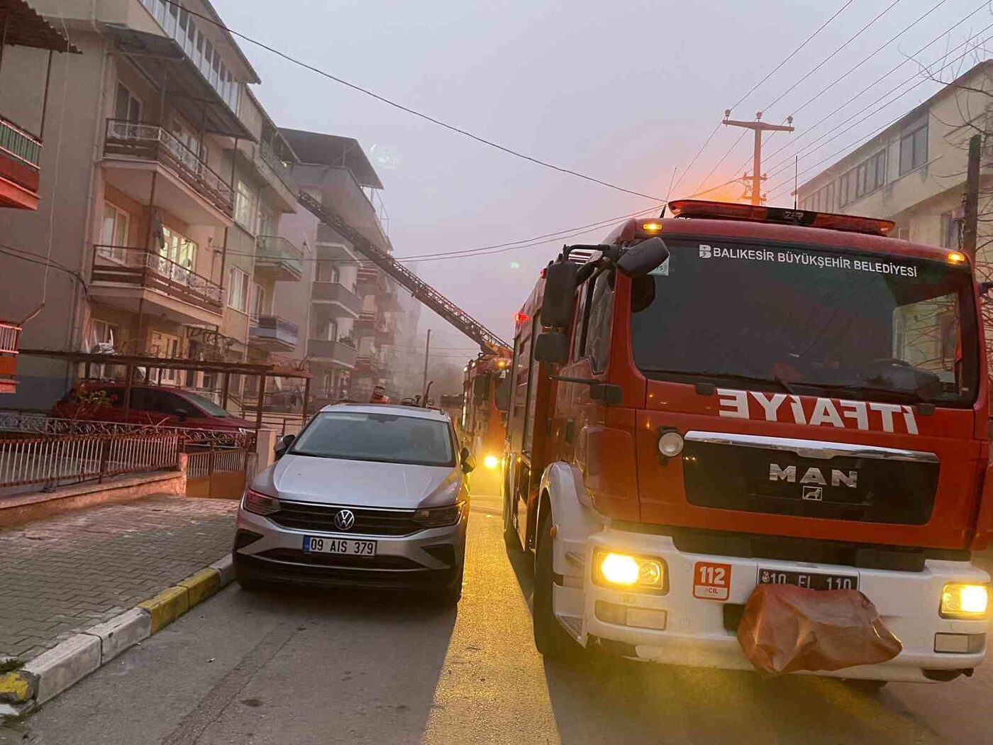 Balıkesir itfaiyesi sabaha karşı çıkan yangınlarda yoğun mesai yaşadı. Karesi