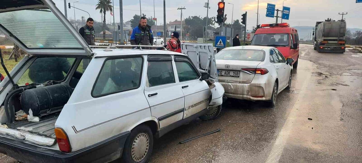 Balıkesir’de ışıklarda çarpışan araçlarda maddi hasar oluştu. Kaza Gönen-Bandırma yolunda,