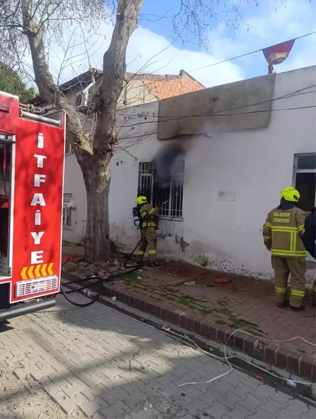 İBRAHİMCE MAHALLESİ’NDE EVDE YANGIN ÇIKTI! Edremit İbrahimce Mahallesi'nde bir evde çıkan yangın itfaiye ekiplerince kontrol