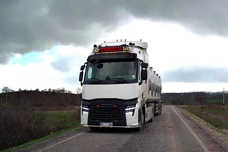 Balıkesir’in Gönen ilçesi Ekşidere-Balcı yolunda karşı yönden gelen bir süt