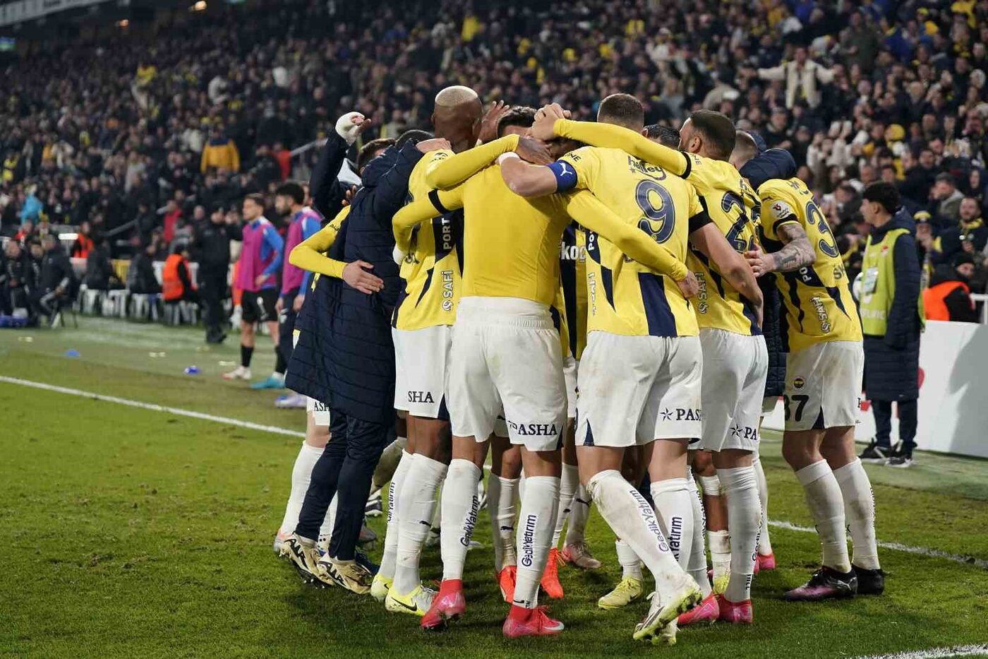 Fenerbahçe, 2-0 geriye düştüğü Çaykur Rizespor karşısında 3-2 galip geldi.