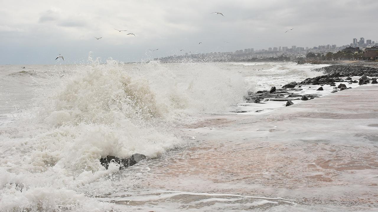 Doğu Karadeniz'de bugün öğle saatlerinden itibaren, rüzgarın fırtına şeklinde esmesi