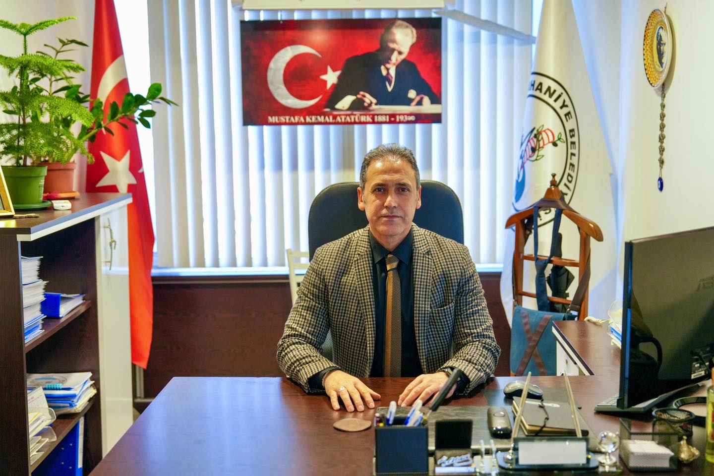 BURHANİYE BELEDİYESİ’NDE YENİ BAŞKAN YARDIMCISI ATANDI Burhaniye Belediye Başkanı Ali Kemal Deveciler, başkan yardımcısı kadrosuna yeni