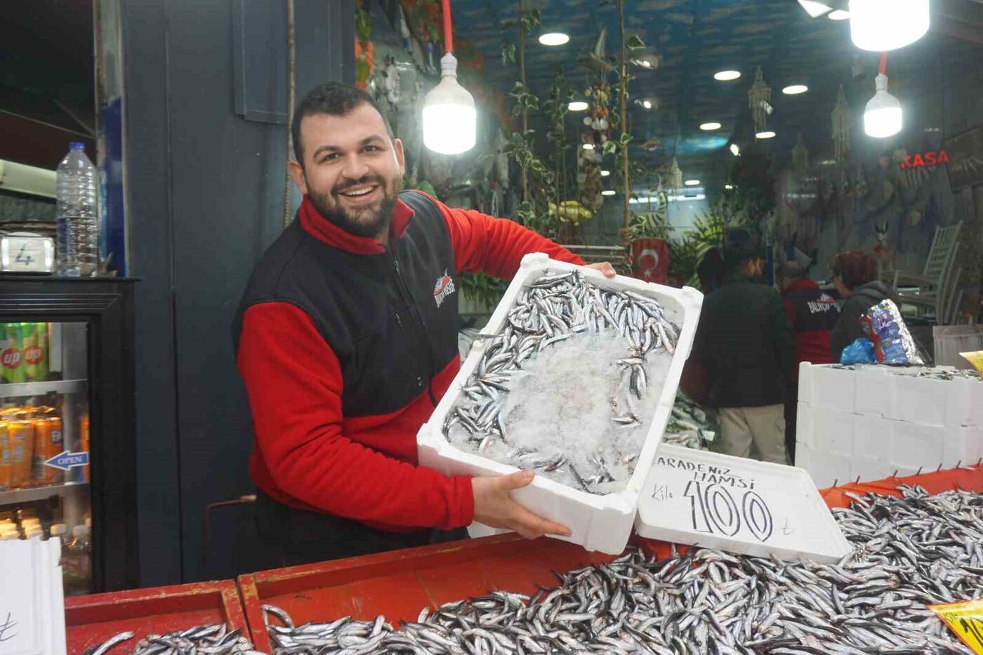 Edirne’de fiyatı düşen hamsi tezgahları şenlendirdi. Kilosunun 100 liradan satıldığını