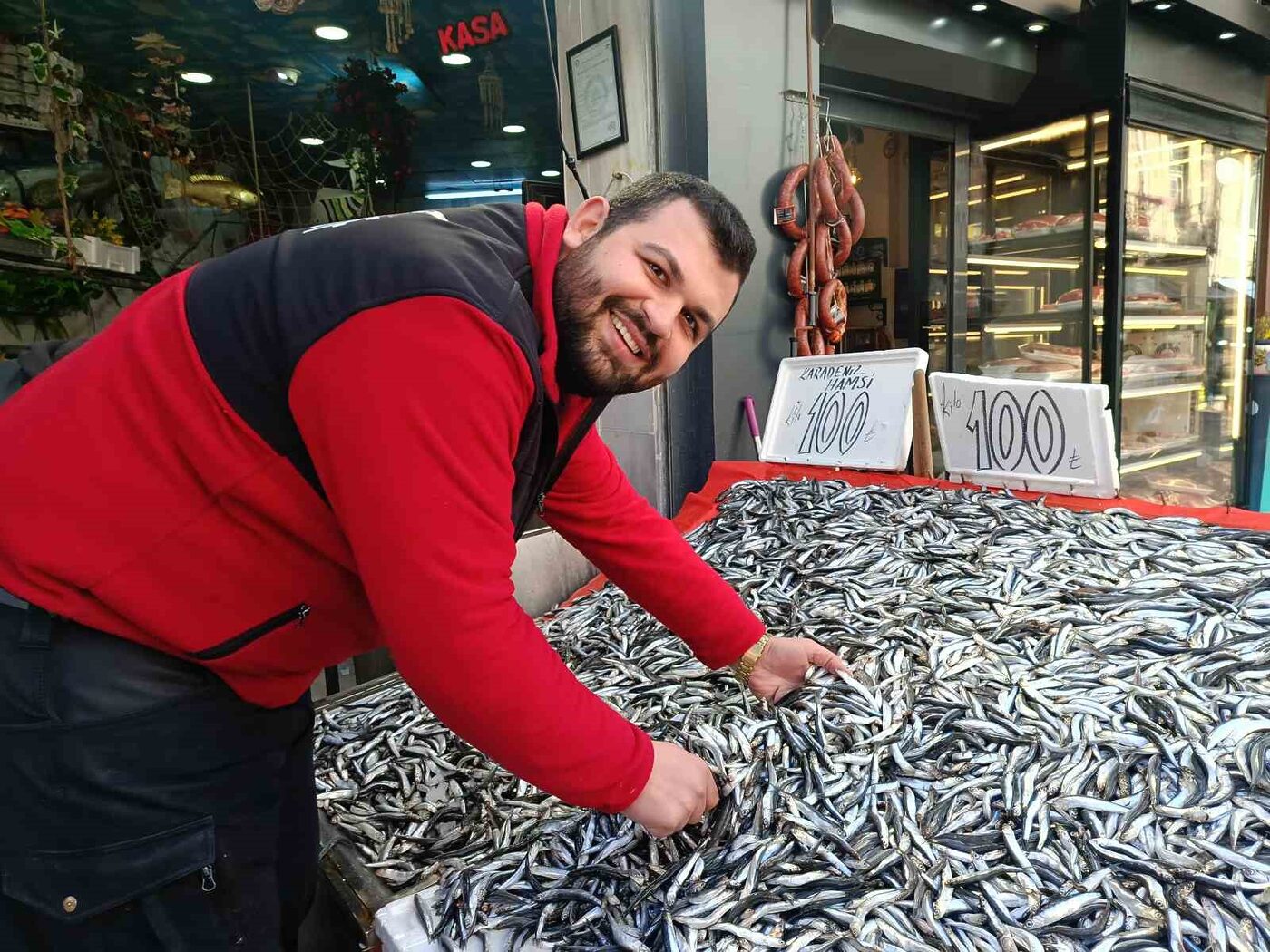 Edirne’de geçtiğimiz günlerde kilogramı 250 liradan satılan hamsinin fiyatı 100