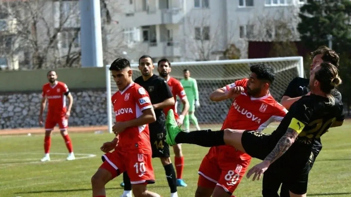 Balıkesirspor, zirve yolunda çekiştiği Muğlaspor’a mücadelenin son 5 dakikasında yediği