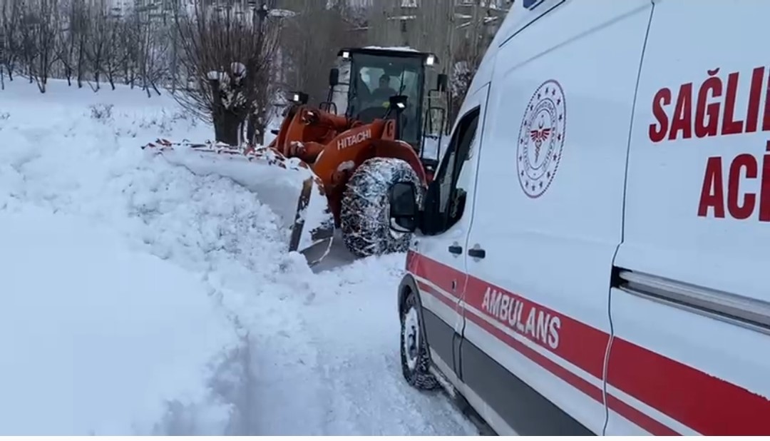 Van’ın Bahçesaray ilçesinde mahalle yolunun kapalı olmasından dolayı yaşlı hasta