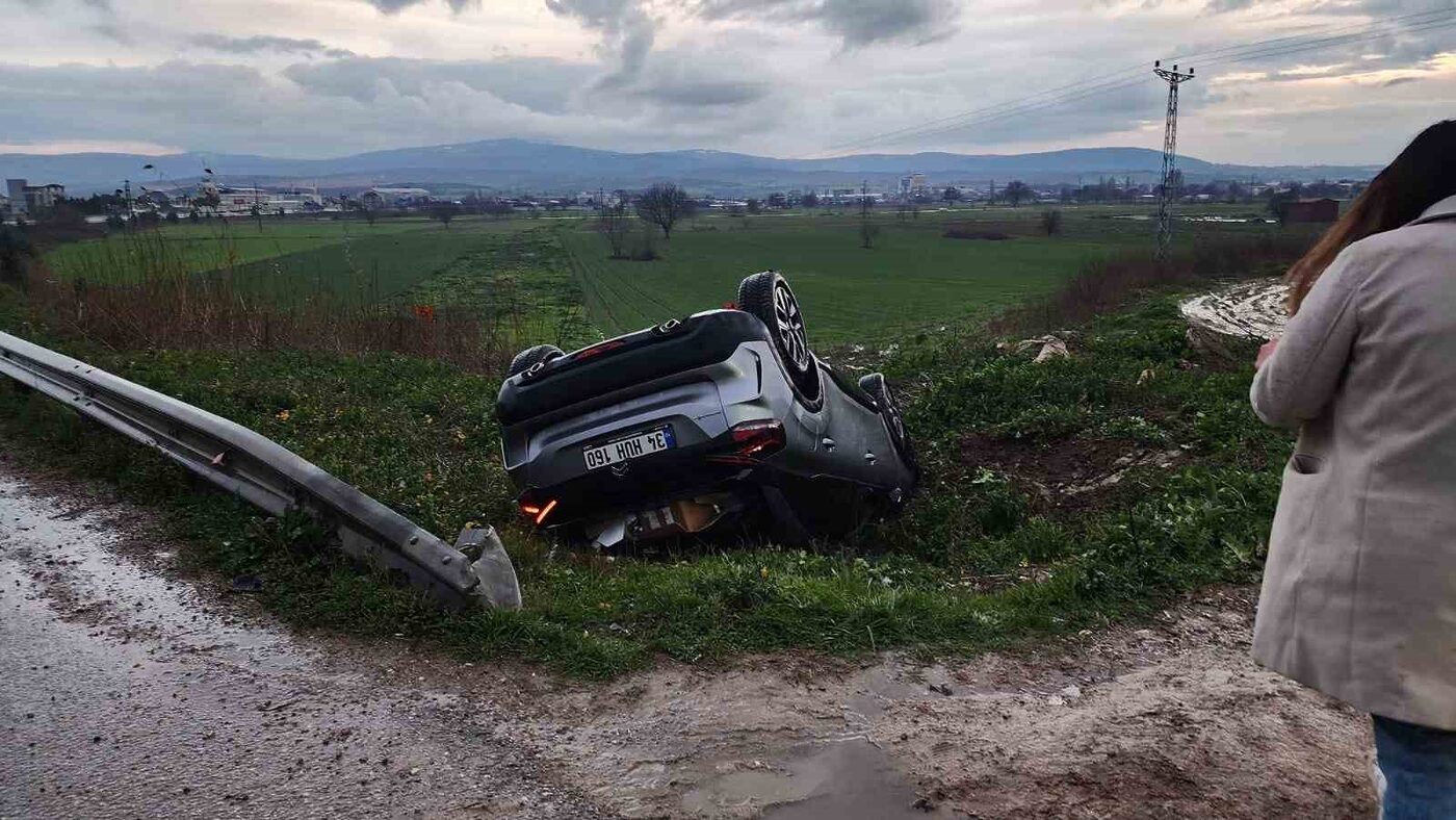 Bursa-Balıkesir yolunda navigasyonun yönlendirmesiyle yanlış yola araç, tekerleği çukura girince