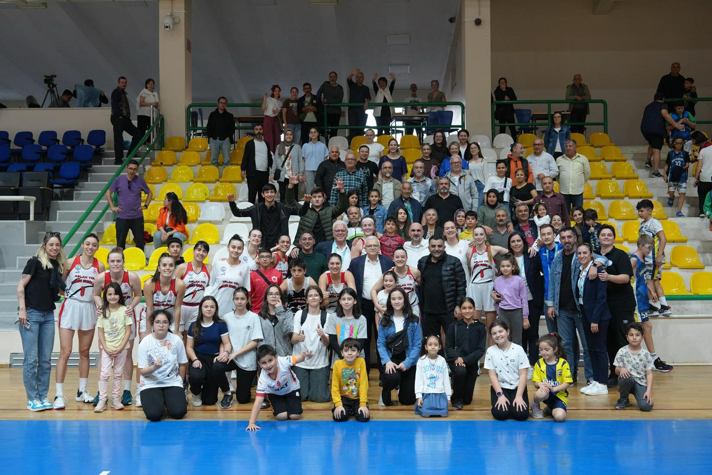 2024-2025 TKBL 26. hafta mücadelesinde Aslan Yol Burhaniye Belediyespor, taraftarı