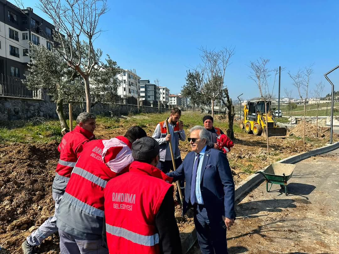 Bandırma Belediyesi, kent genelinde yeşil alanları artırma ve mevcut parkları