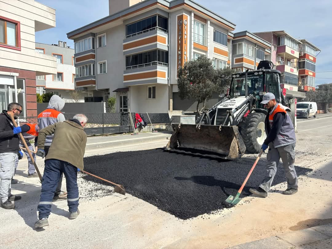 Bandırma Belediyesi, kent genelinde yol bakım ve onarım çalışmalarını aralıksız