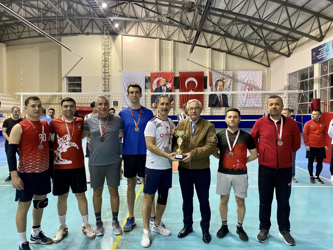 Erdek Belediye Başkanı Burhan Karışık, düzenlenen voleybol turnuvasının finalini izleyerek