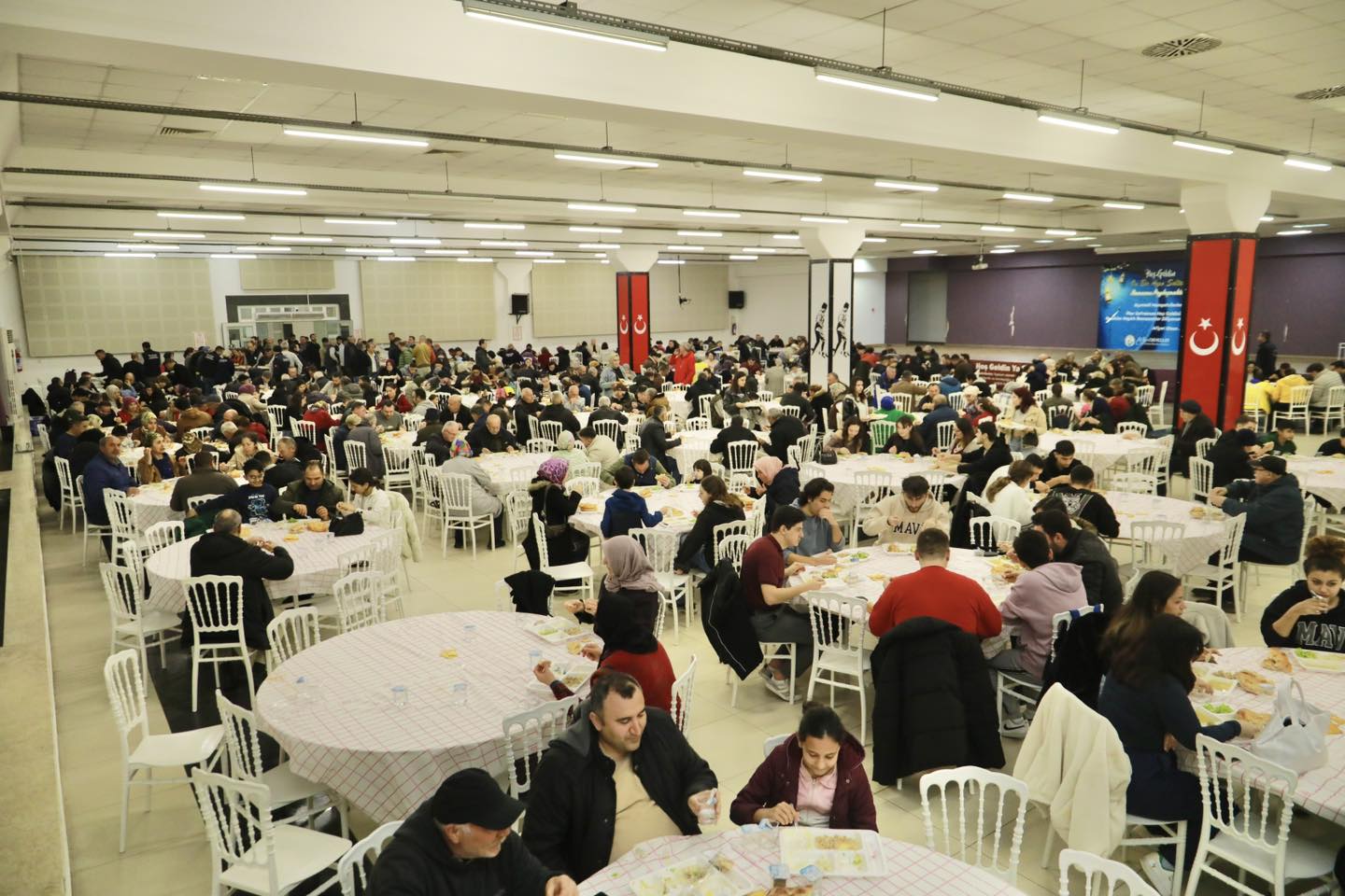 Burhaniye Ahmet Akın Kültür Merkezi'nde, dün ilk iftar yemeği düzenlendi.