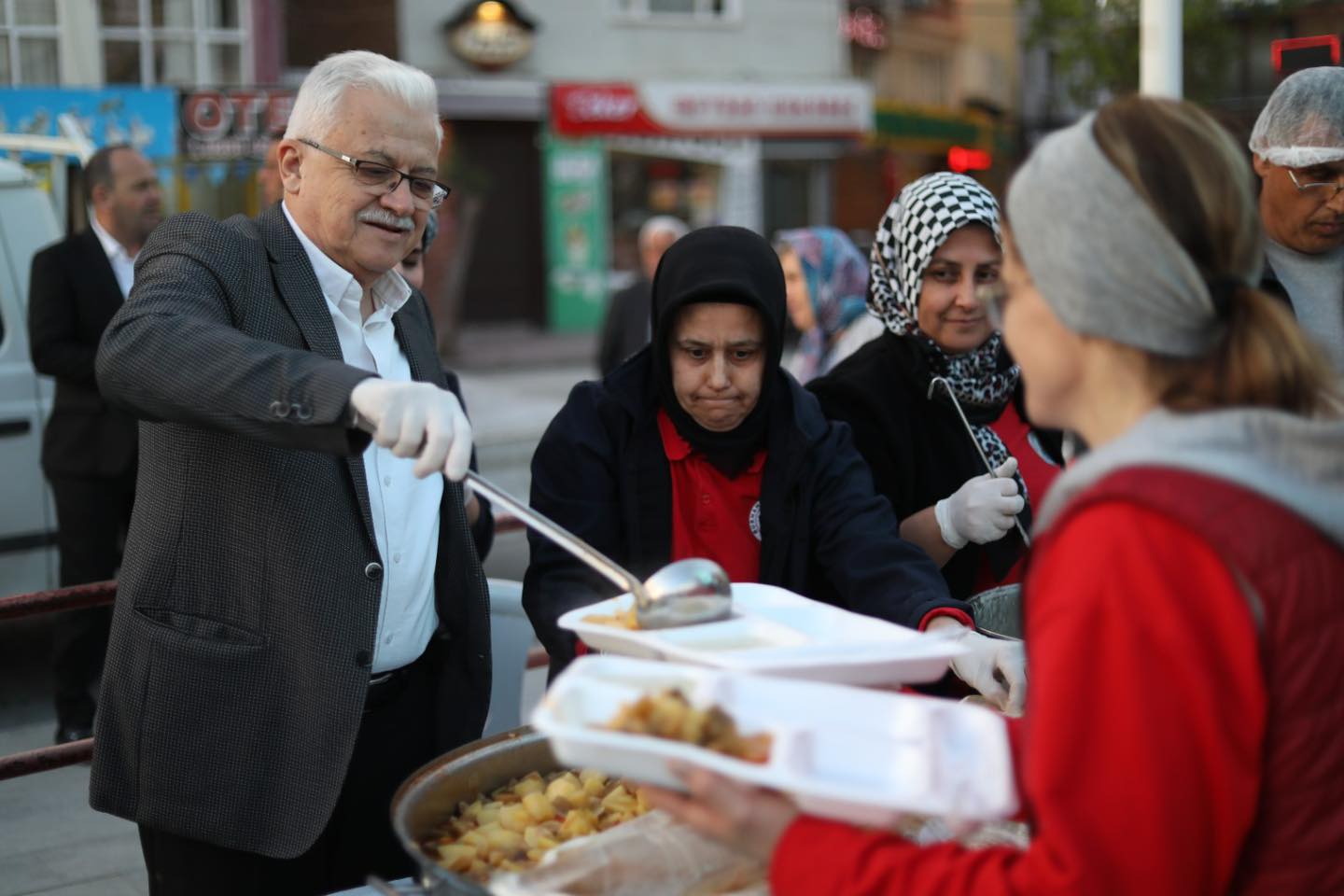 Burhaniye Belediyesi, Ramazan ayı boyunca ilçe genelinde ihtiyaç sahiplerine erzak