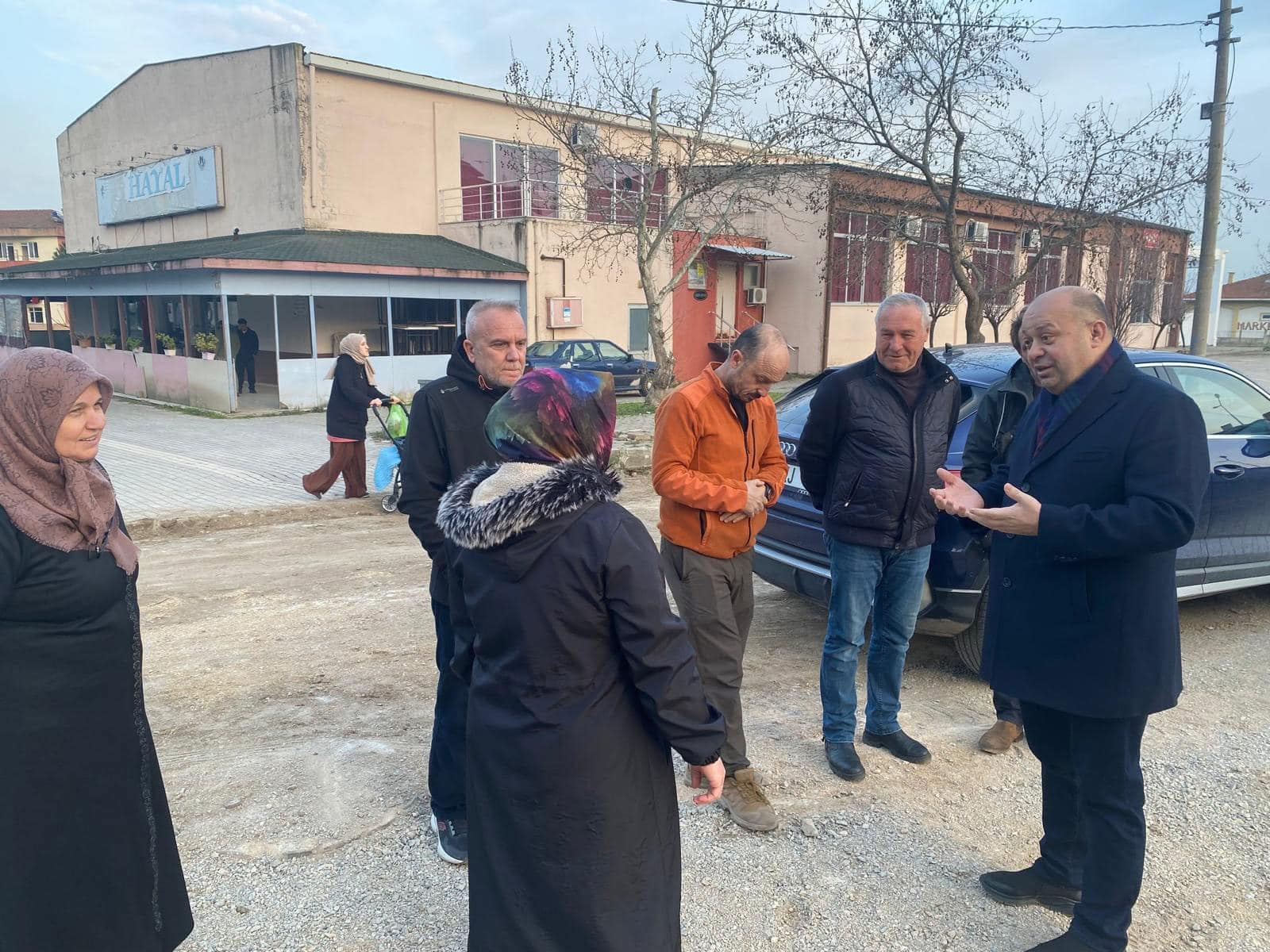 Gönen Belediye Başkanı İbrahim Palaz, Karşıyaka Mahallesi'ndeki TOKİ konutlarının yollarını