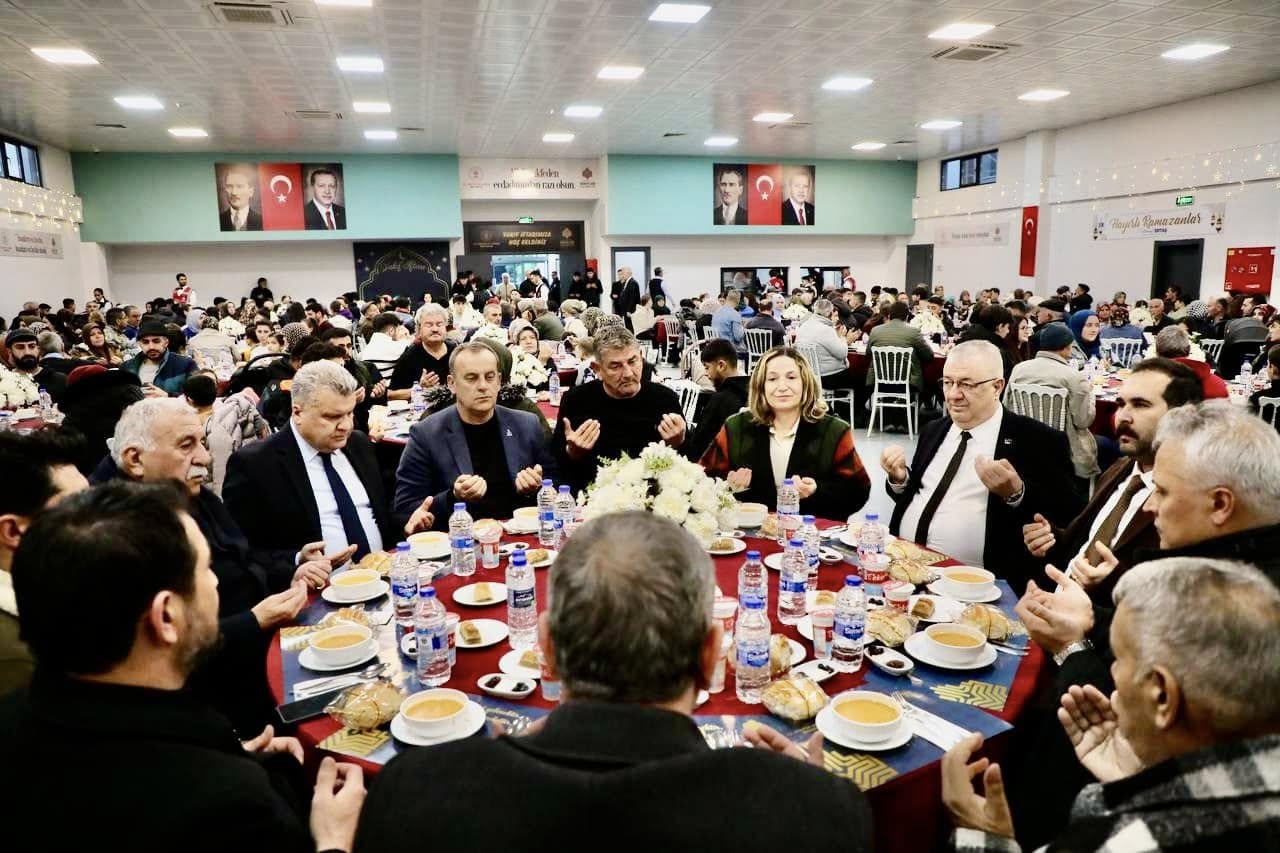 Edremit Belediye Başkanı Mehmet Ertaş, Tuzcumurat Mahalle Evi'nde düzenlenen iftar