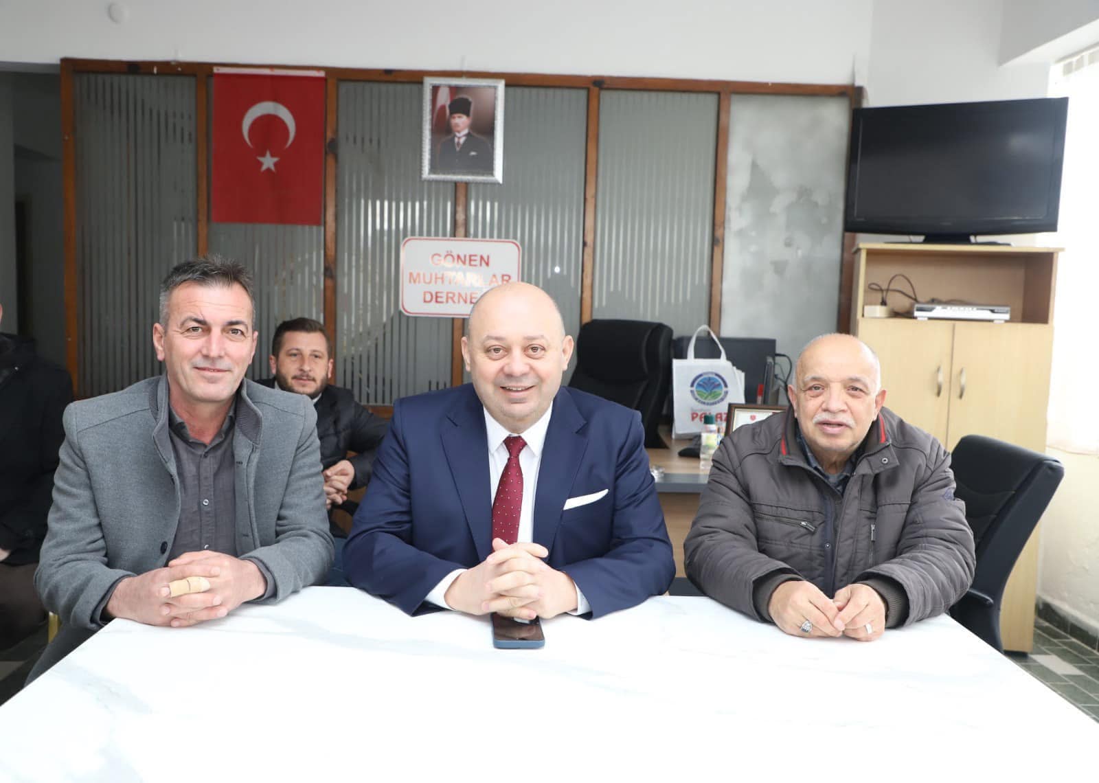 Gönen Belediye Başkanı İbrahim Palaz, Gönen Muhtarlar Derneğini ziyaret ederek