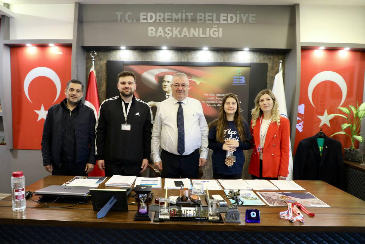 Edremit Belediye Başkanı Mehmet Ertaş, kayak dalında rekor kıran Şengül