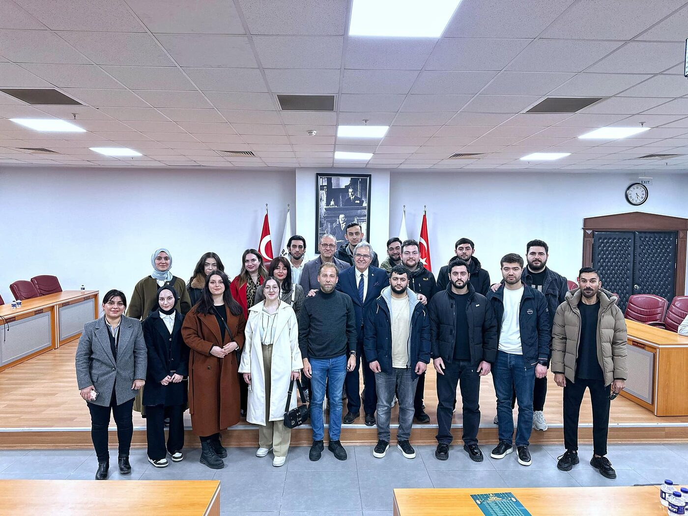 Bandırma Belediye Başkanı Dursun Mirza, meclis sonrası öğrencilerle keyifli bir