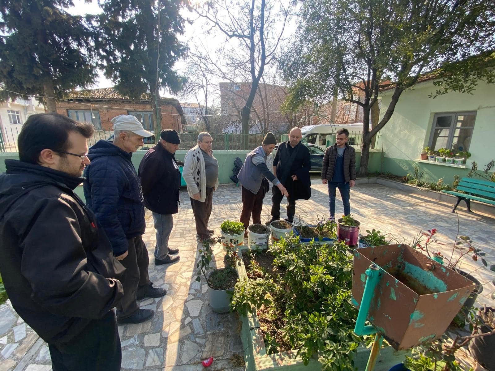 Gönen Belediye Başkanı İbrahim Palaz, ilçede devam eden çalışmaları yerinde