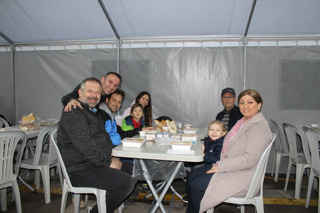 Gömeç Belediye Başkanı Melih Bağcı, ilk iftarını belediyenin iftar çadırında