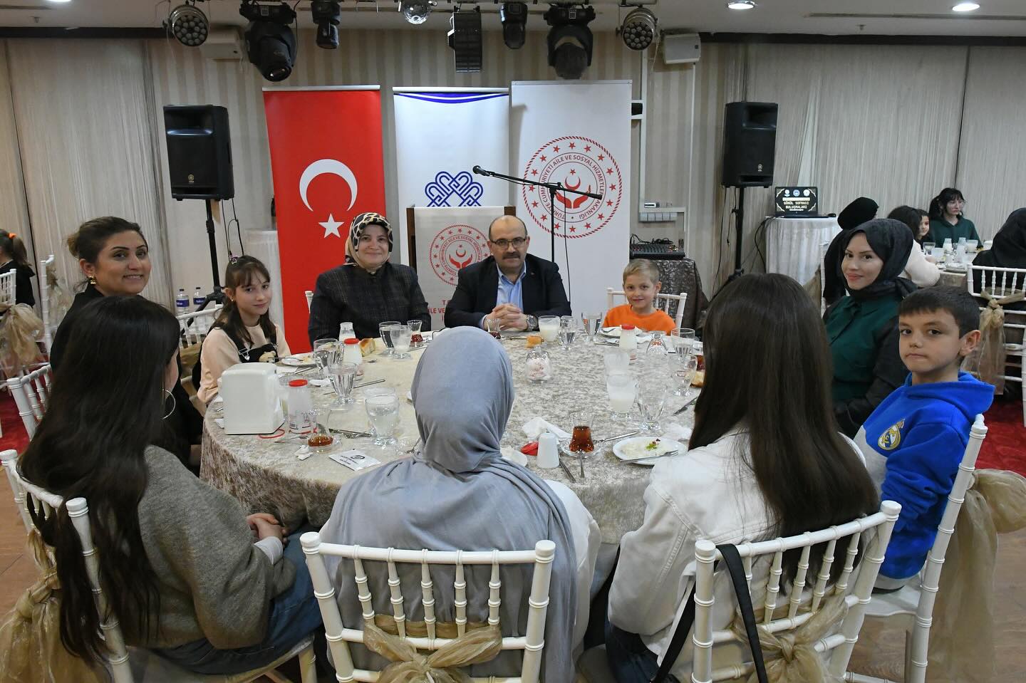 Vali İsmail Ustaoğlu, Balıkesir Öğretmenevi’nde düzenlenen iftar programında çocuklarla bir