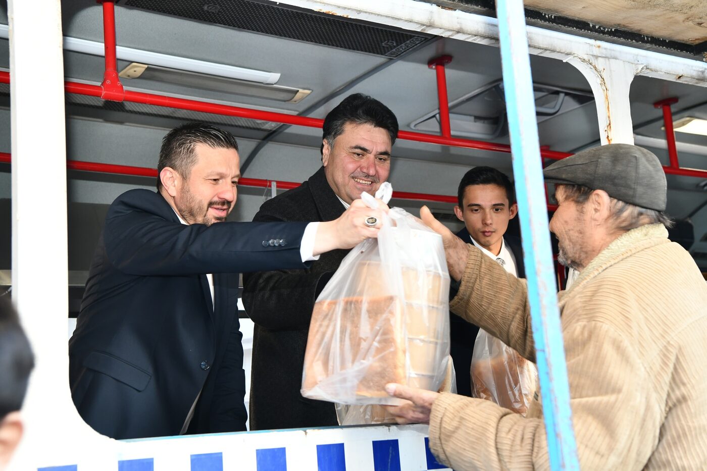 Havran Belediyesi tarafından Ebubekir Mahallesi'nde, vatandaşlara iftar yemeği dağıtımı gerçekleştirildi
