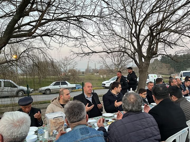 Bigadiç Belediye Başkanı Mustafa Göksel, Yörücekler Mahallesi'nde düzenlenen iftara katılım