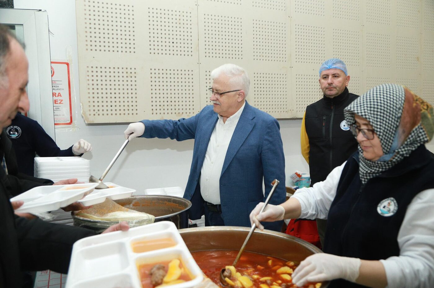 Burhaniye Belediyesi'nin düzenlediği iftarların 9. gününde, Belediye Başkanı Ali Kemal