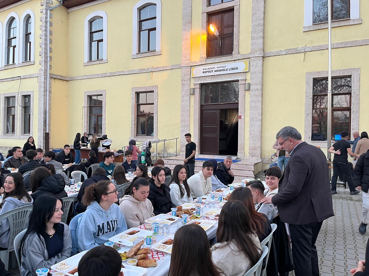 Kepsut Belediye Başkanı İsmail Cankul, Kepsut Anadolu Lisesi'nin düzenlediği iftar