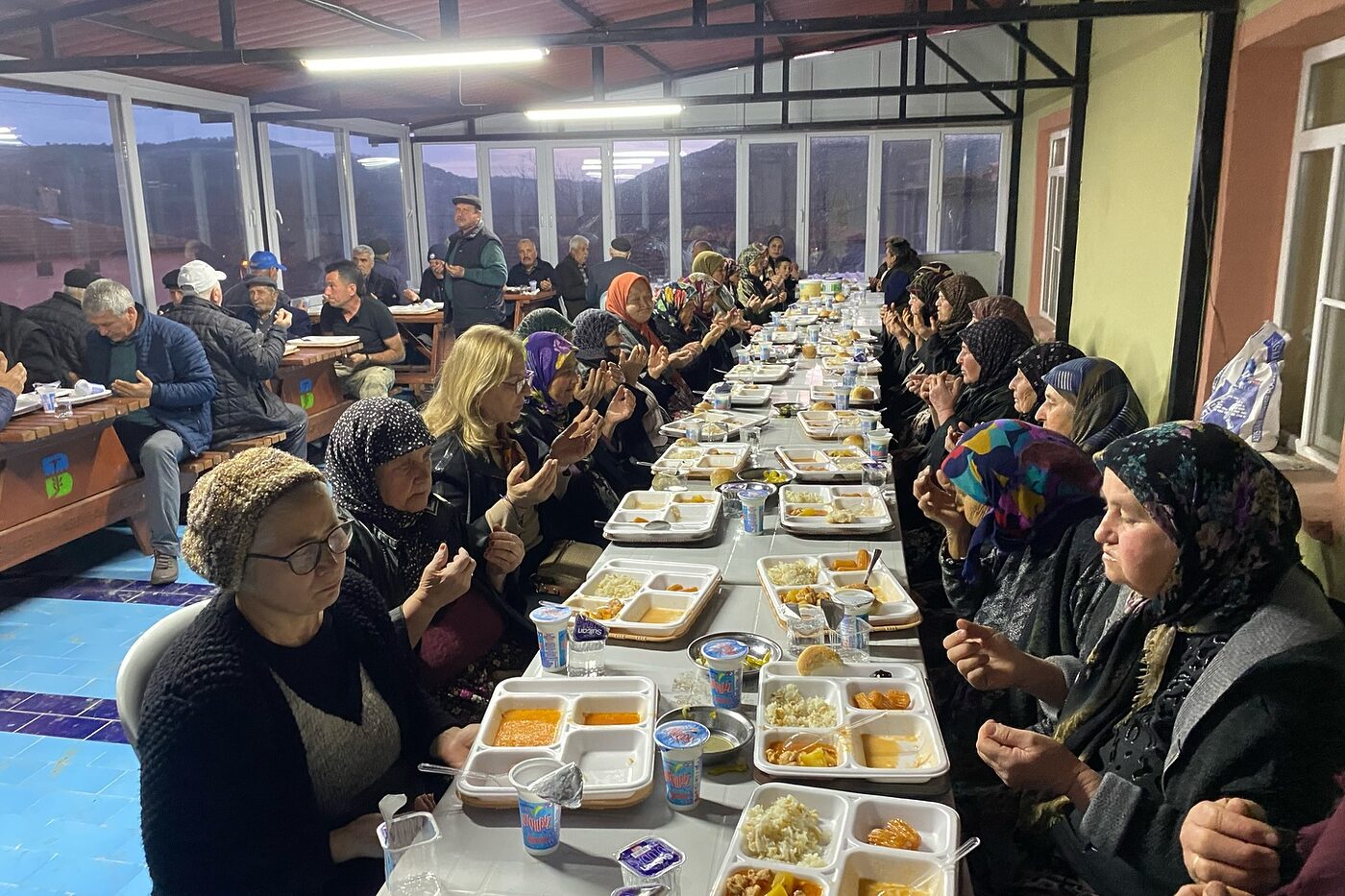 Balya Belediye Başkanı Orhan Gaga, Çalova Mahallesi'nde düzenlenen iftar yemeğine