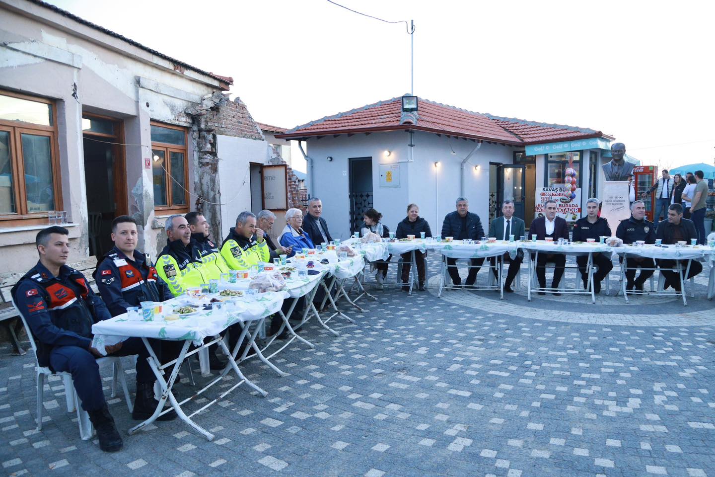 Şahinler Mahallesi’nde geleneksel iftar buluşması, Mahalle Muhtarı Alibey Karaaslan’ın ev