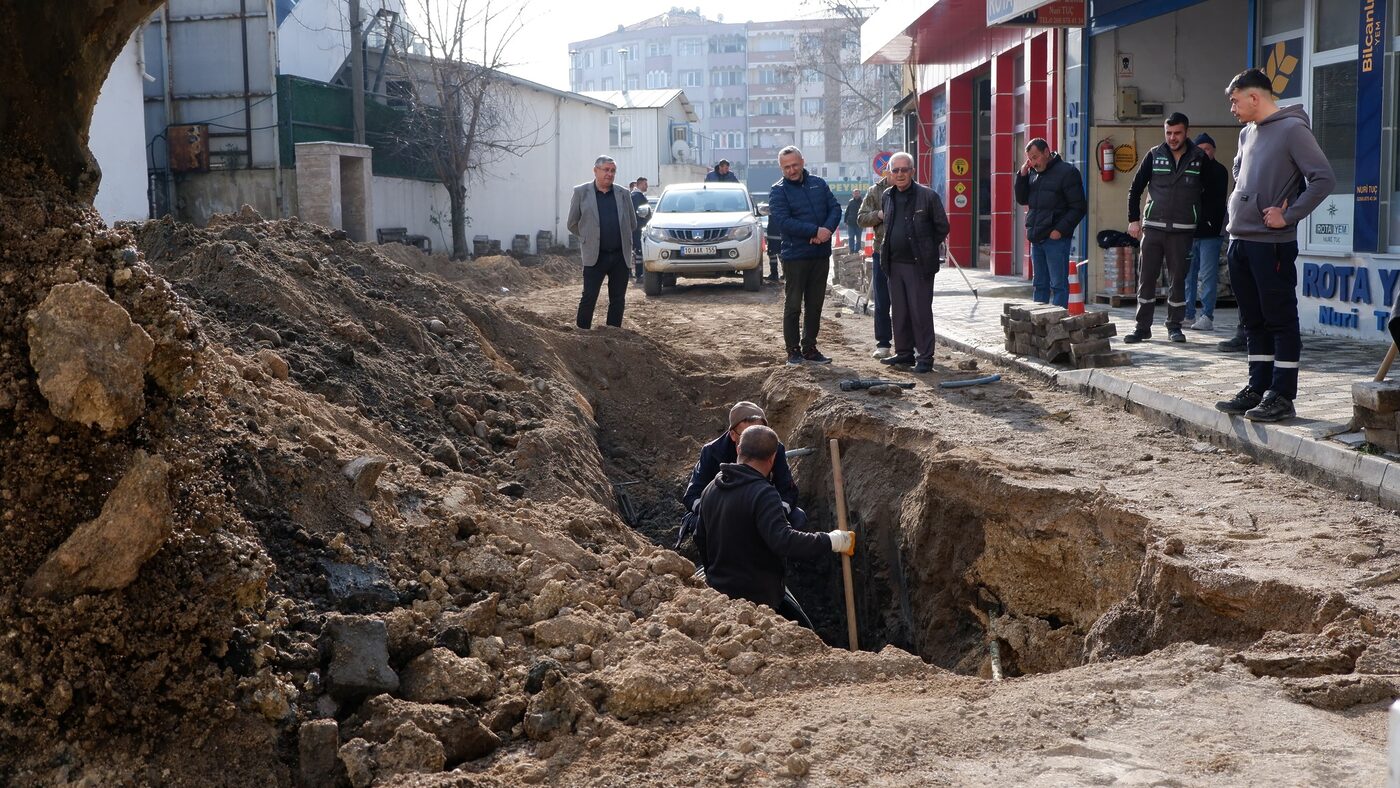 Susurluk Belediye Başkanı İbrahim Palaz, iyçede devam eden çalışmaları yerinde