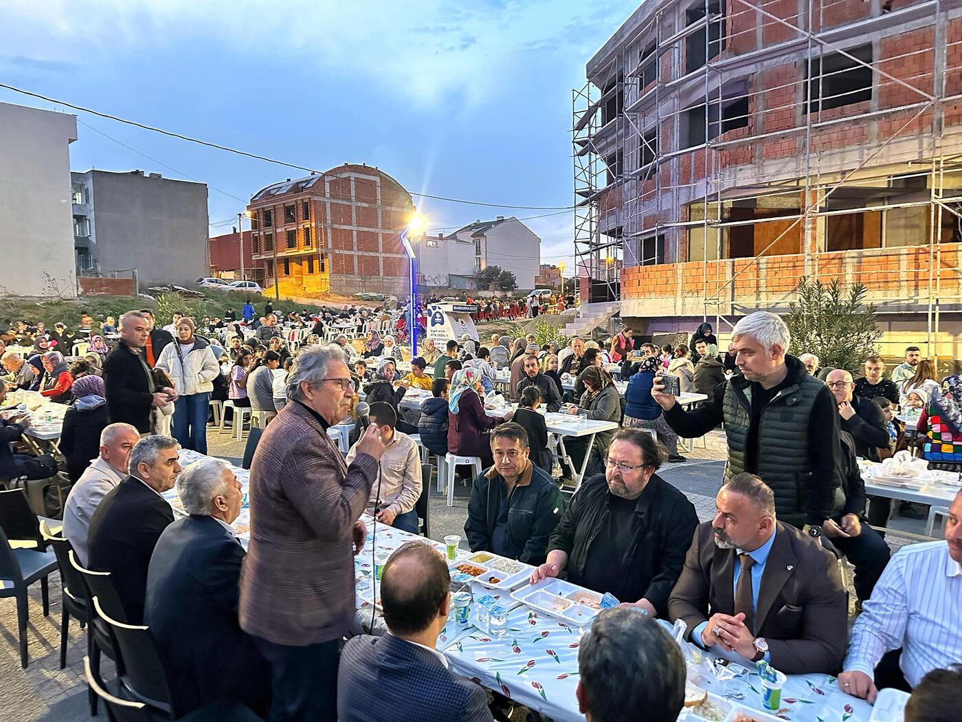 Bandırma Belediye Başkanı Dursun Mirza, Ayyıldız Mahallesi'nde düzenlenen iftar yemeğine