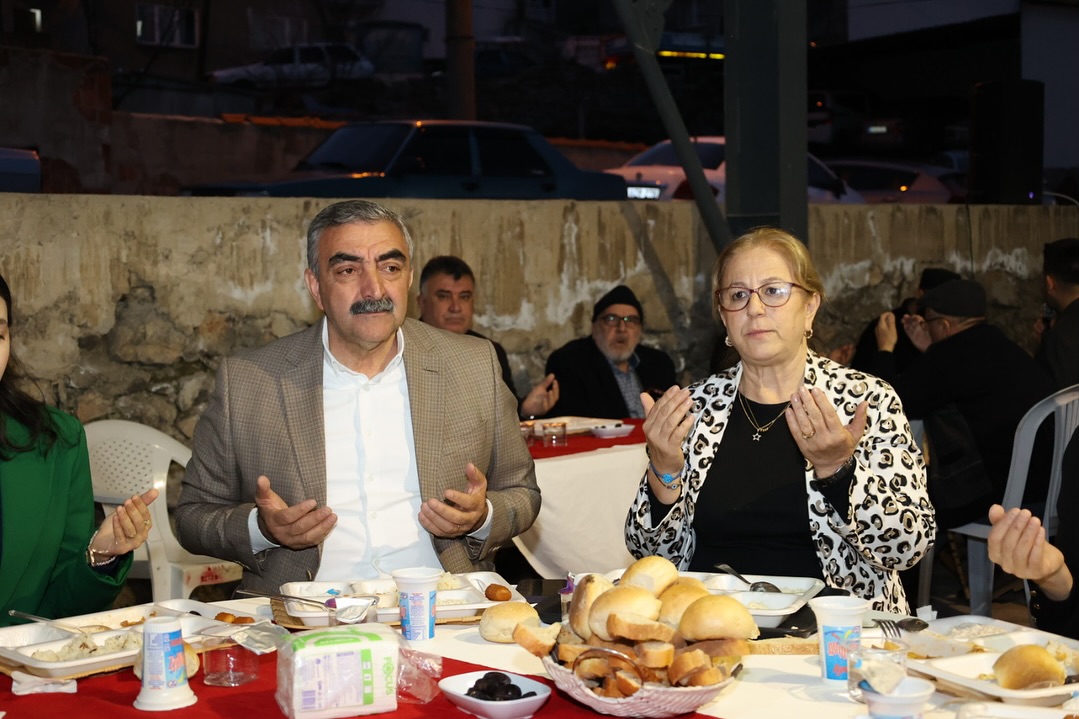 Balya Belediye Başkanı Orhan Gaga, Enverpaşa Mahallesi'nde düzenlenen iftara katılım