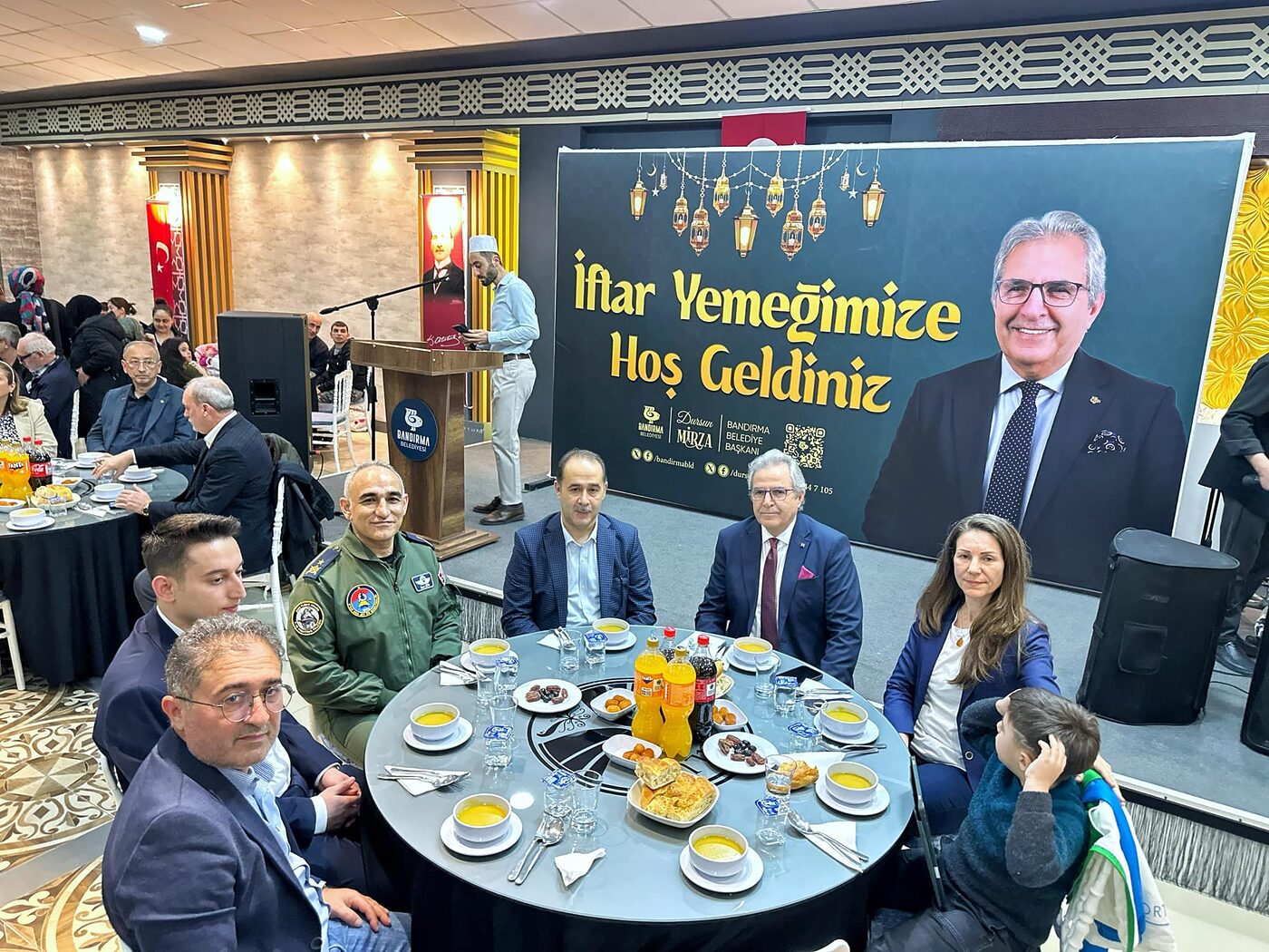 Bandırma Belediye Başkanı Dursun Mirza, özel bireyler ve aileleriyle iftarda