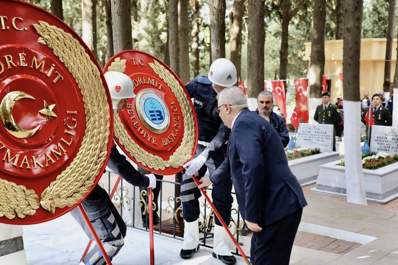 Edremit'te, Çanakkale Zaferimizin 110. yıl dönümünde anma programı gerçekleştirildi.