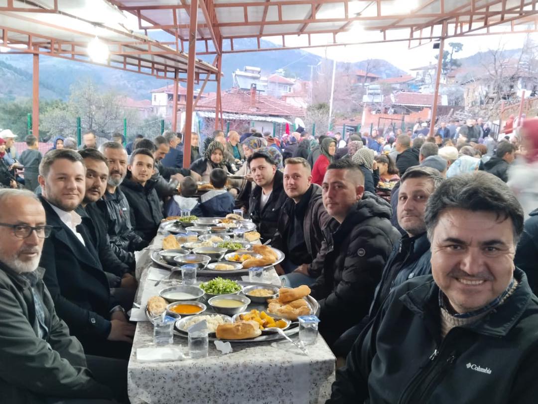 Havran Belediye Başkanı Emin Ersoy, Halılar Mahallesi'nde düzenlenen iftar yemeğine